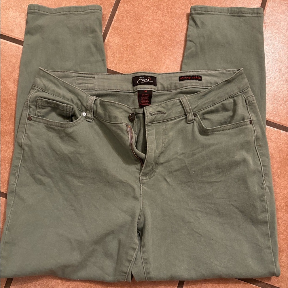 Woman’s Skinny Ankle Pant